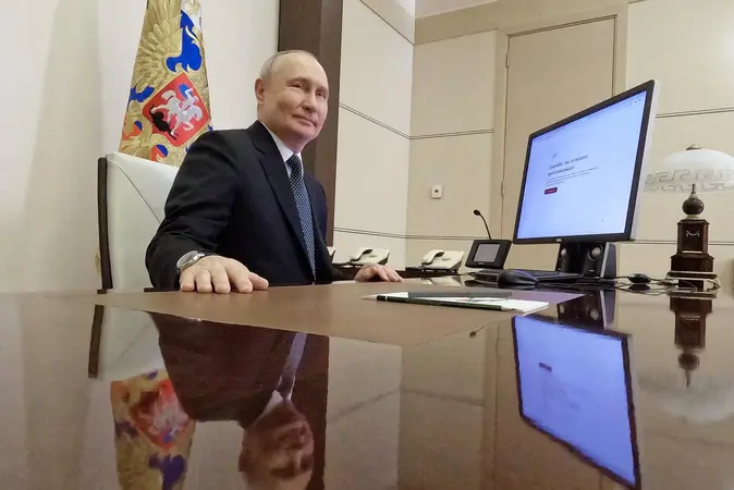 Владимир Путин проголосовал онлайн на выборах Президента России