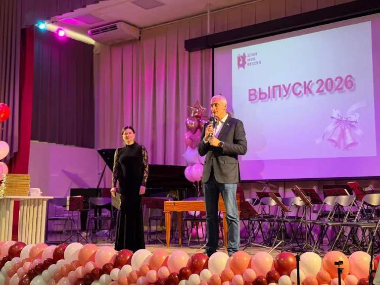 Депутат Госдумы Евгений Нифантьев вручил дипломы выпускникам школы искусств на юге Москвы