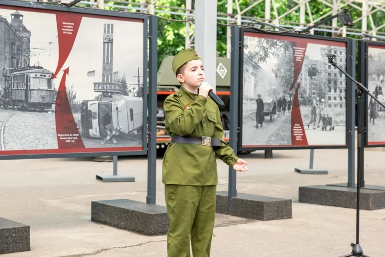 Активисты столичного Центра развития посетили фотовыставку «Мариуполь – город воинской славы»