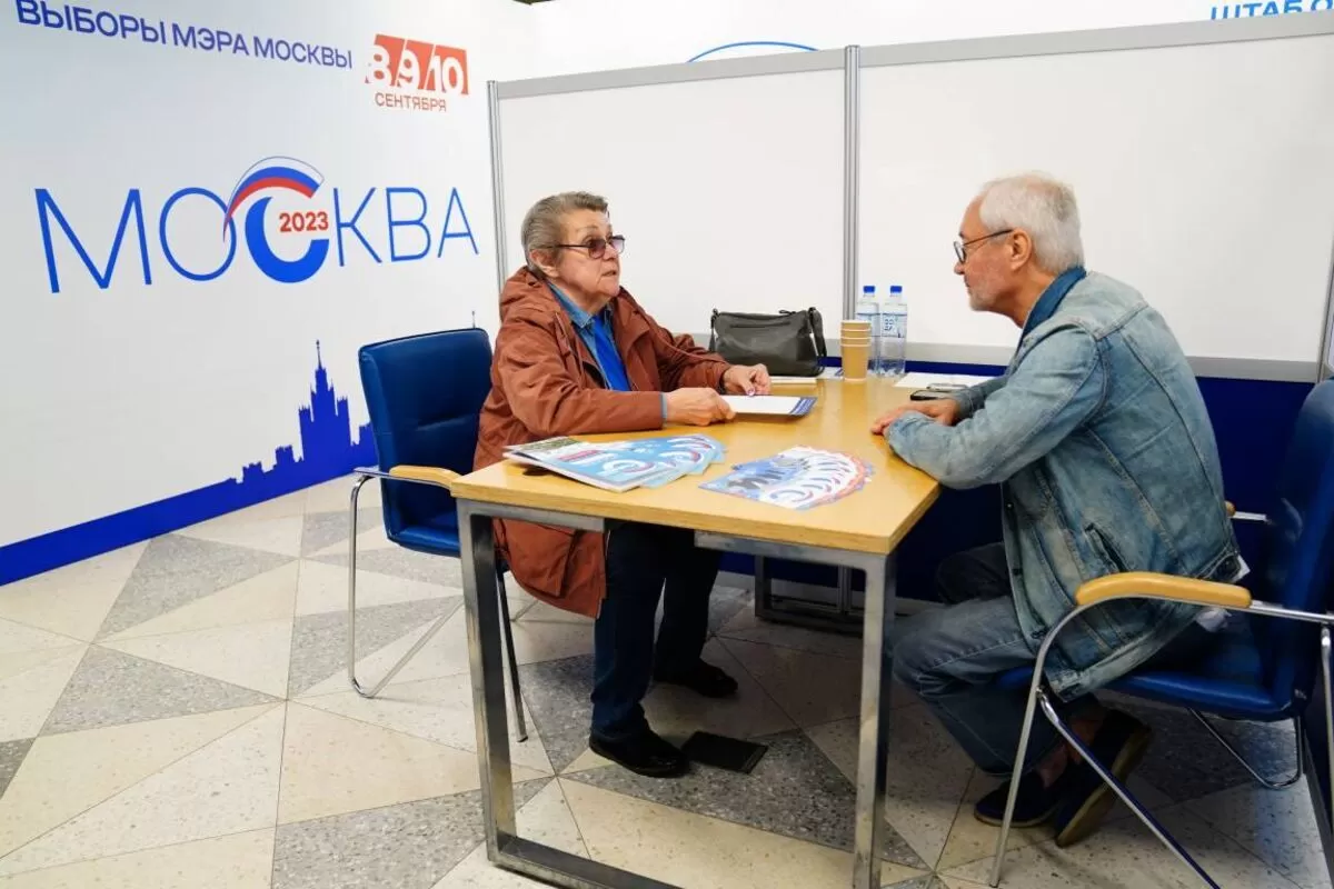 Народный артист РФ Евгений Герасимов обсудил с москвичами вопросы культуры и образования. Прием граждан прошел в общественной приемной штаба Сергея Собянина