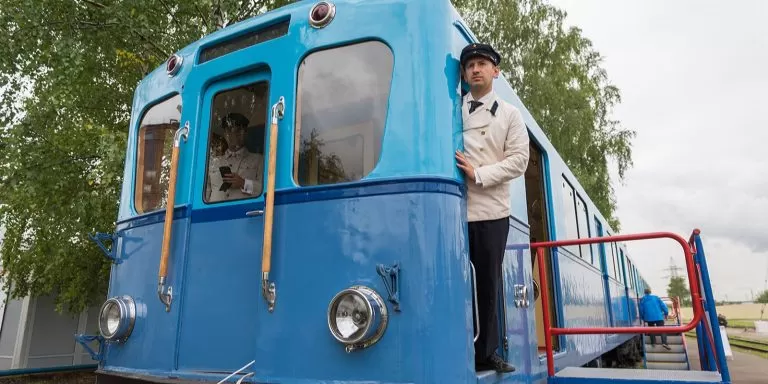 В Музей транспорта Москвы привезли метровагон 1954 года