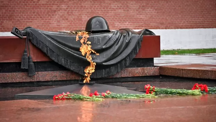 Сергей Собянин возложил венки к Могиле Неизвестного Солдата в День воинской славы