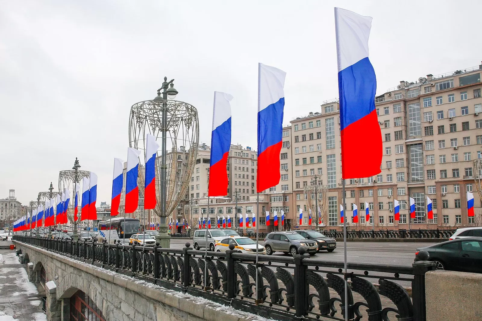 Более двух тысяч флагов украсили Москву ко Дню защитника Отечества