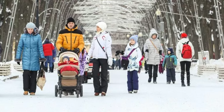 Помощь многодетным родителям и содействие в трудоустройстве: как Москва поддерживает семьи