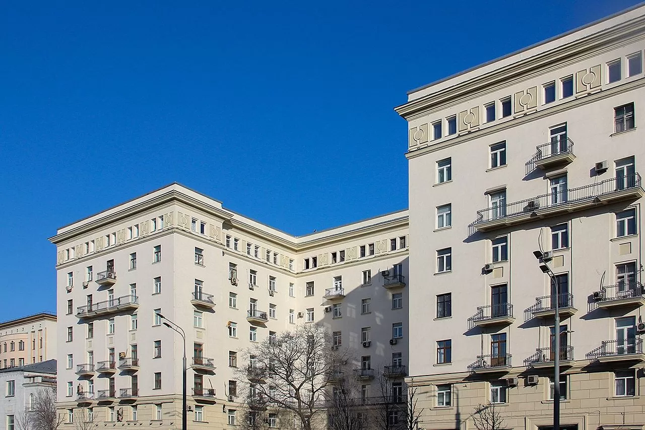 Столичная программа капремонта: специалисты комплекса городского хозяйства восстановили 13 домов, связанных с советской авиацией