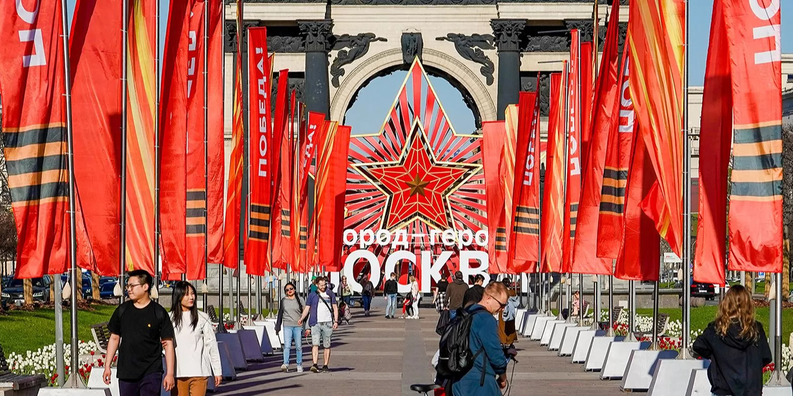 В Москве установили вблизи станций метро яркие инсталляции, посвященные Дню Победы