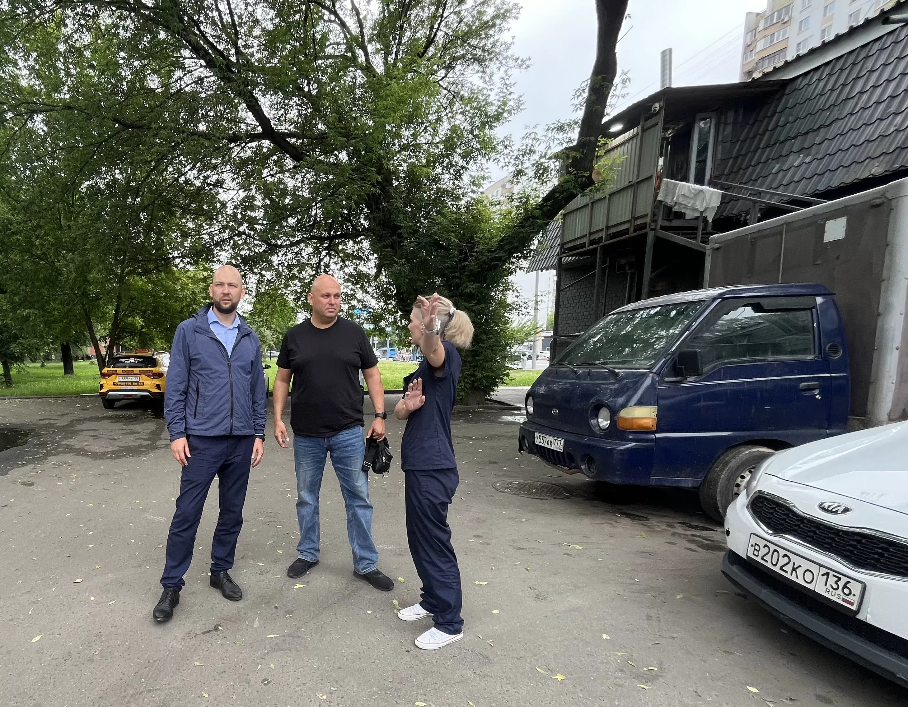 Максим Руднев взял под контроль решение вопроса запаркованности возле клиники в Люблино
