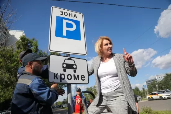 Депутат Мосгордумы Наталия Метлина добилась запрета парковки такси во дворах МКД в районе Теплый Стан
