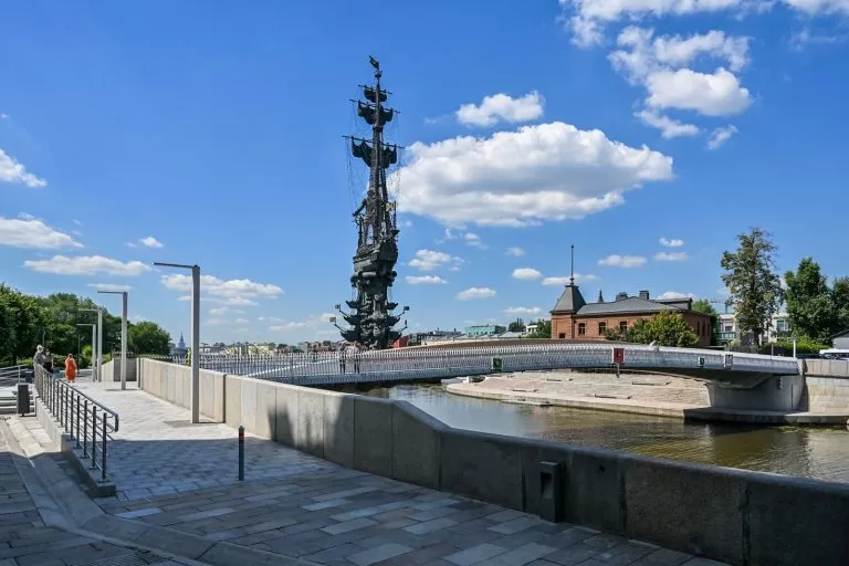 Мэр Москвы открыл новый мост между стрелкой острова Балчуг и Крымской набережной