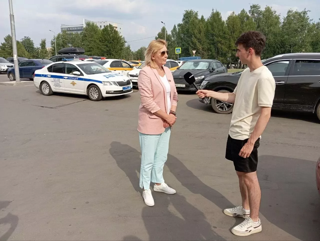 В Теплом Стане продолжают бороться с незаконной парковкой такси во дворах