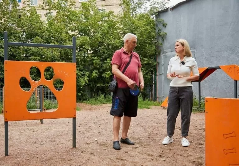 Светлана Акулова по просьбе жителей Пресненского района провела общественную инспекцию площадок для выгула собак