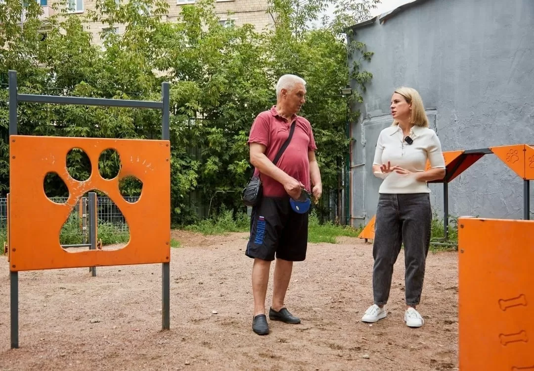 Светлана Акулова по просьбе жителей Пресненского района провела общественную инспекцию площадок для выгула собак