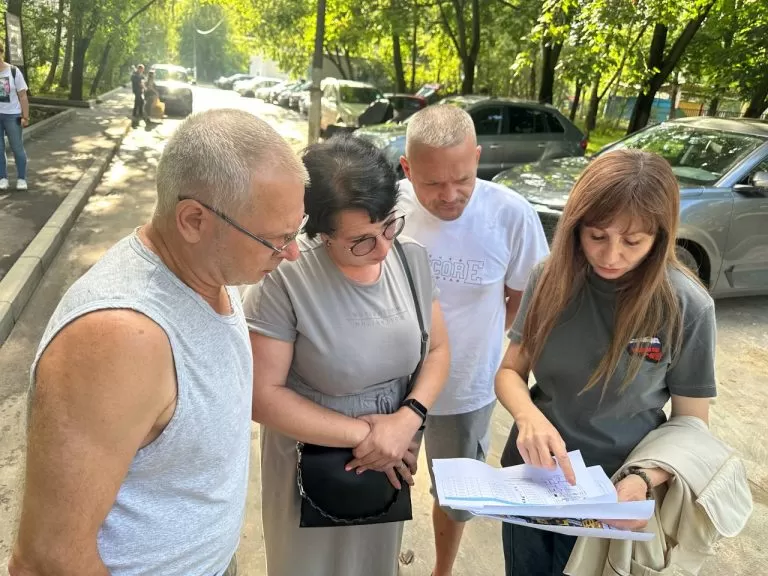 Лариса Картавцева рассказала о ходе благоустройства детской площадки на улице Плещеева