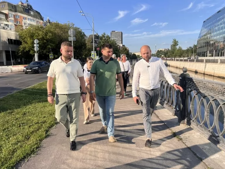 Максим Джетыгенов посетил место проведения работ по благоустройству набережных Яузы