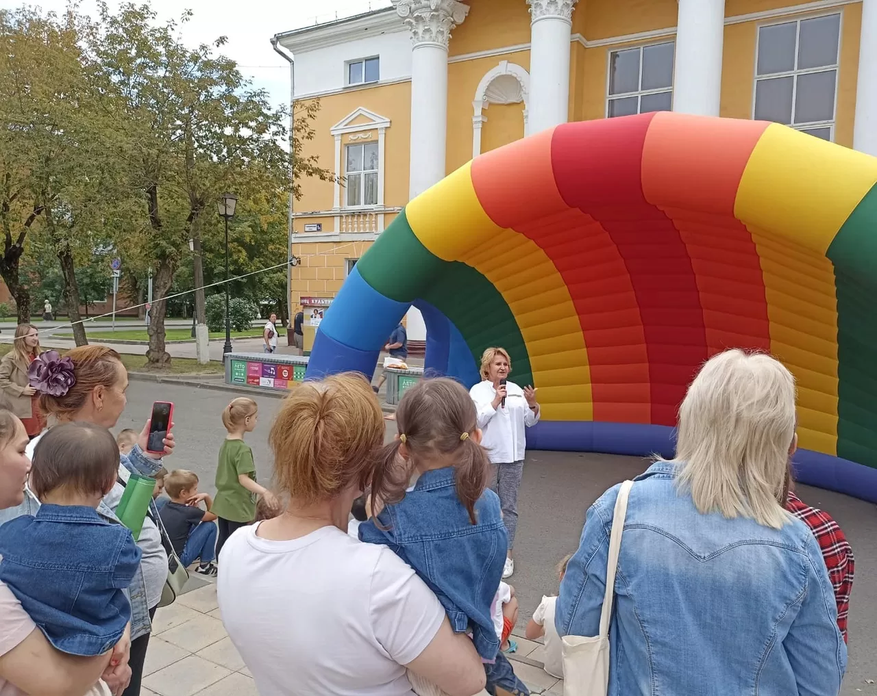 Депутат Людмила Гусева поддержала открытие театрального сезона в Щербинке