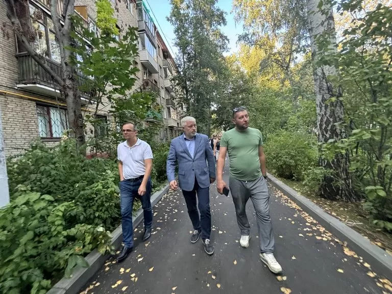 Алексей Лисовенко проверил благоустройство дворов и качество ремонта школы в Бабушкинском районе