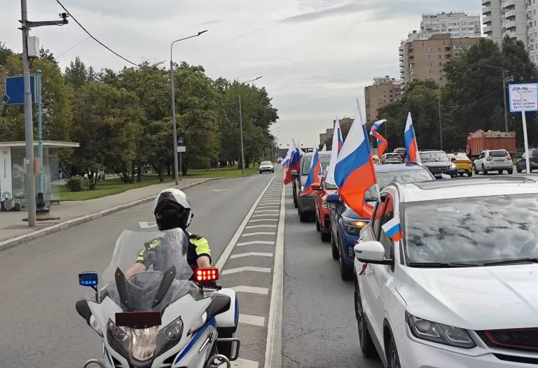 На юго-востоке Москвы прошли автопробеги в честь Дня Государственного флага РФ