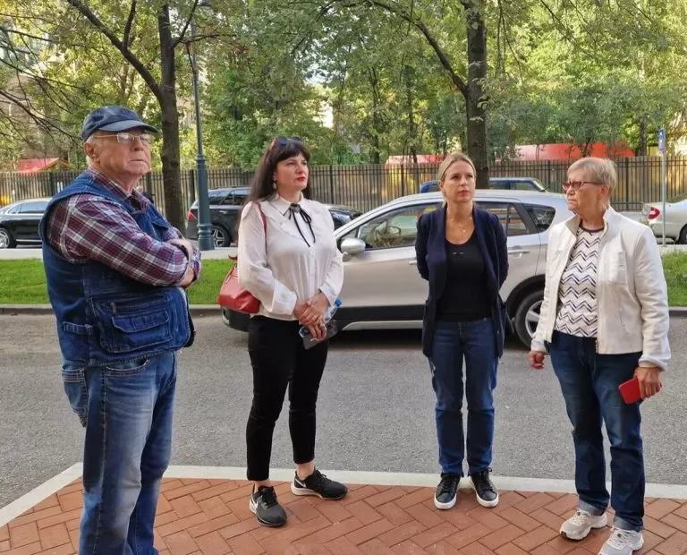 Светлана Акулова обсудила с активными жителями озеленение территории у дома в Пресненском районе