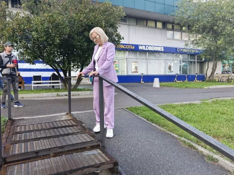 Лестницу у пешеходного перехода на улице Маршала Федоренко установили по просьбе москвичей