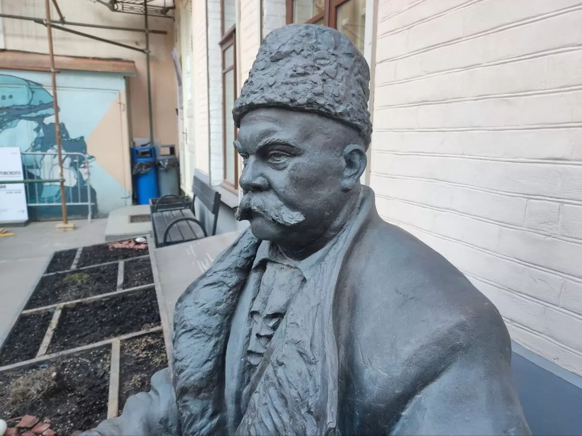 Памятник Гиляровскому могут перенести на пешеходную часть Столешникова переулка