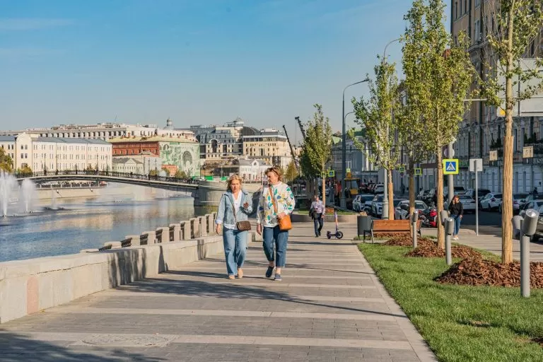 На Кадашевской набережной появилось комфортное прогулочное пространство