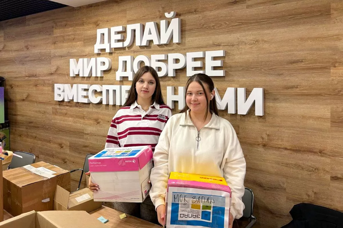 Москвичи передали свыше 160 тысяч канцелярских товаров детям из новых регионов