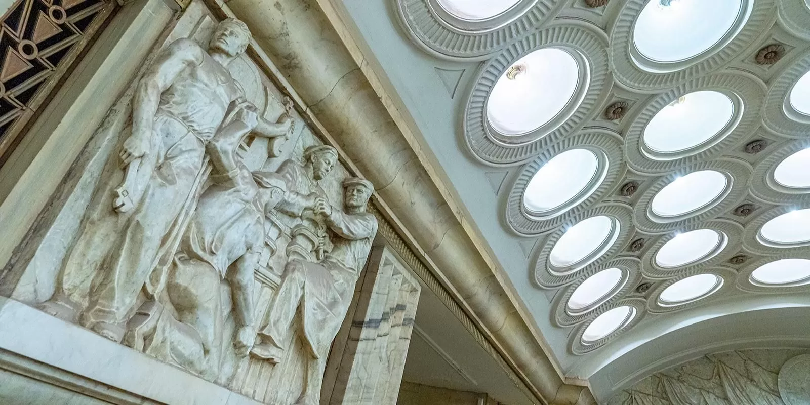 На станцию метро «Электрозаводская» вернулись исторические горельефы