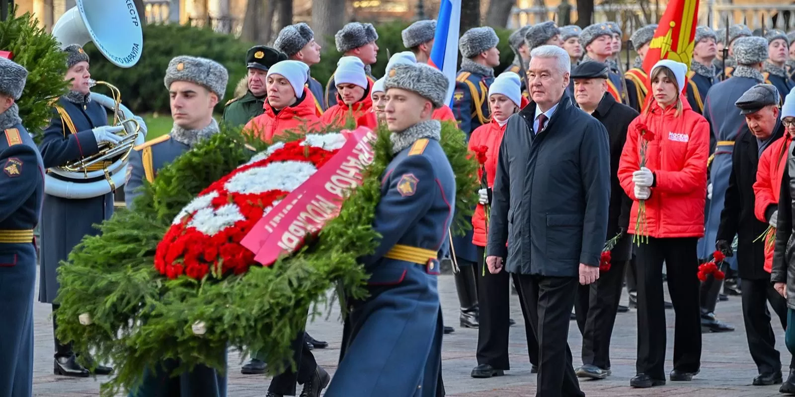 Мэр Москвы возложил венки к Могиле Неизвестного Солдата в честь годовщины контрнаступления под Москвой