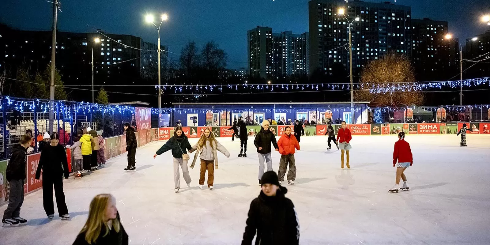 «Зима в Москве»: в городе начали работать открытые катки с искусственным льдом