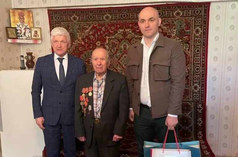 Герой России Аркадий Корольков поздравил с наступающим Днем Победы ветерана войны Павла Капустина