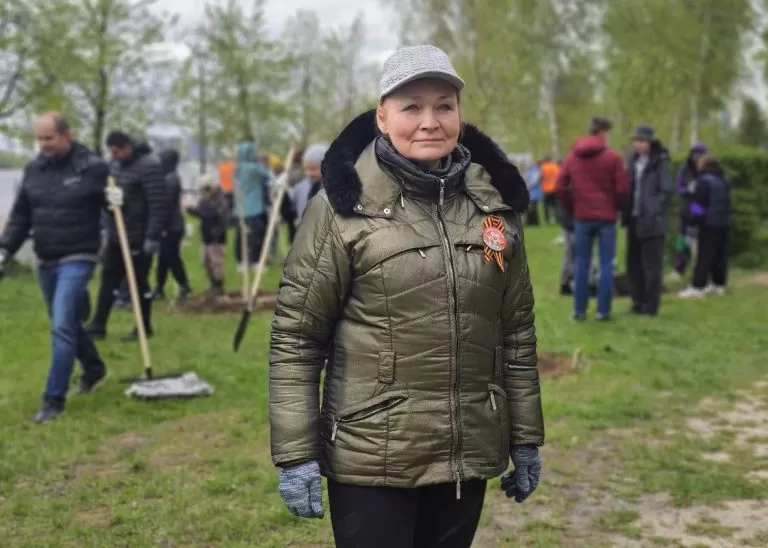 Людмила Стебенкова приняла участие в общегородском субботнике вместе с жителями ЮВАО