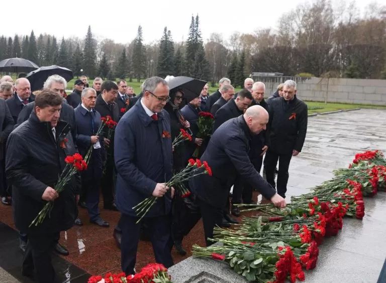Депутаты возложили цветы к монументу «Мать-Родина» в память о жертвах блокады Ленинграда