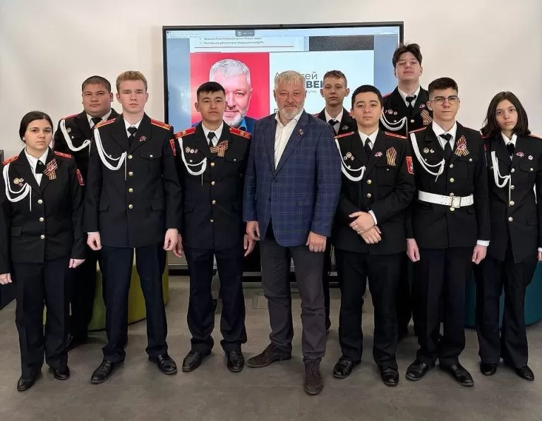 Алексей Лисовенко провел урок обществознания для московских школьников