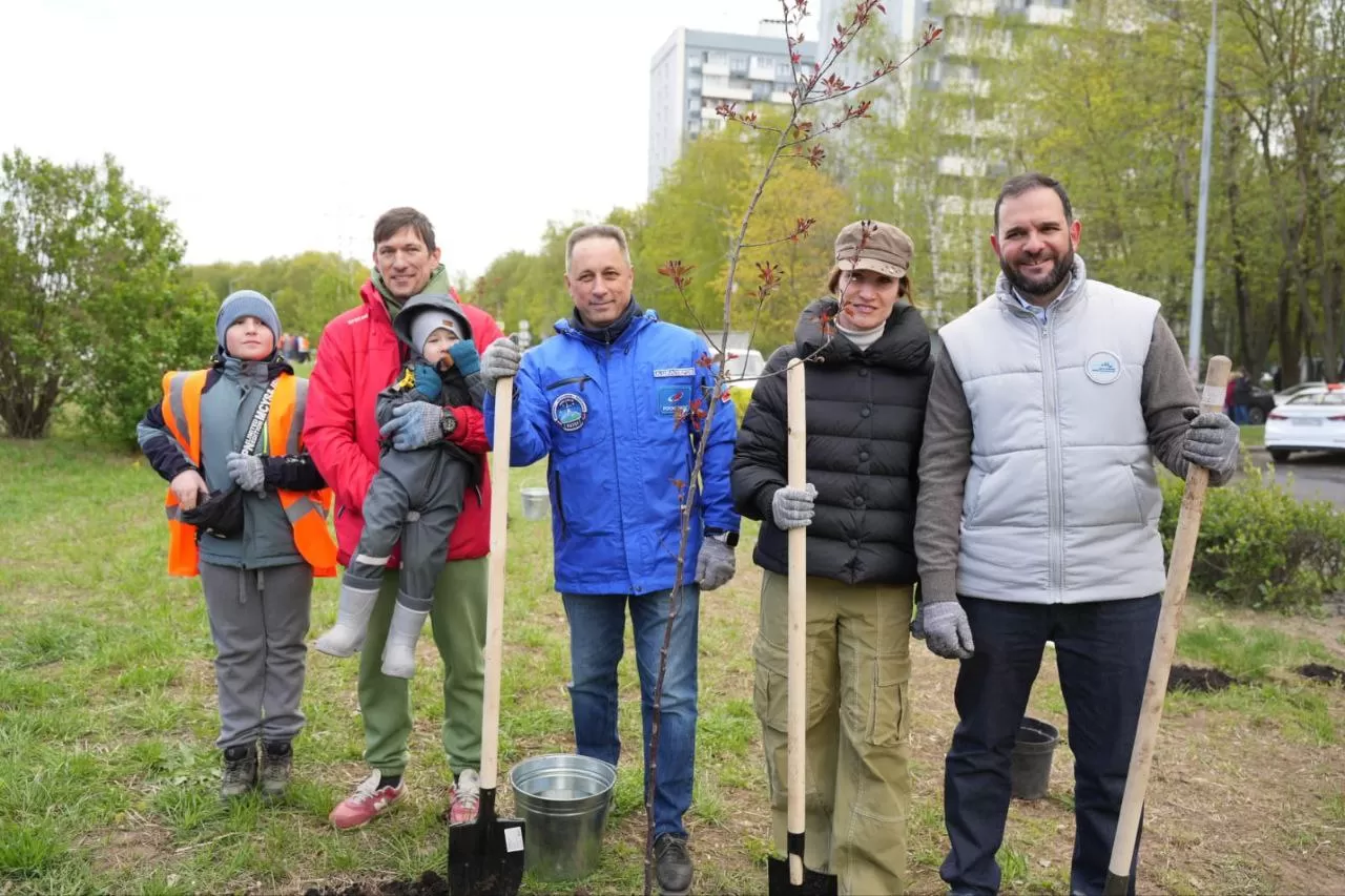 Московские депутаты высадили яблони вдоль деривационного канала в Покровском-Стрешневе