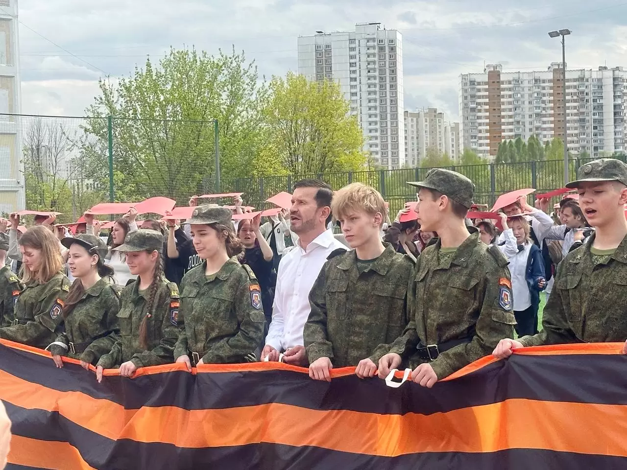 На юго-западе Москвы прошел масштабный флешмоб в честь 80-летия Победы
