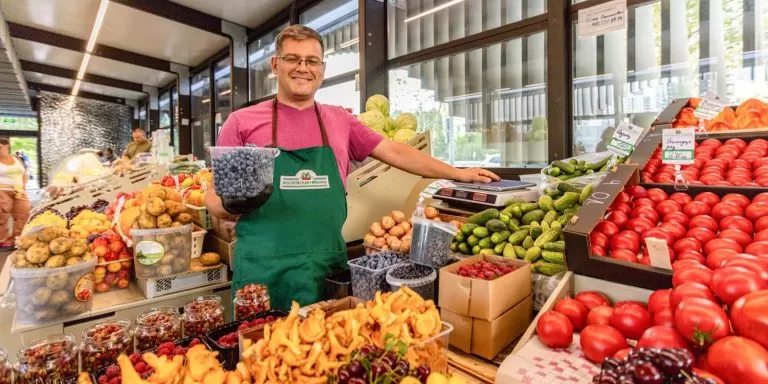 Сергей Собянин: Более 40 регионов поставляют свежие продукты на ярмарки Москвы