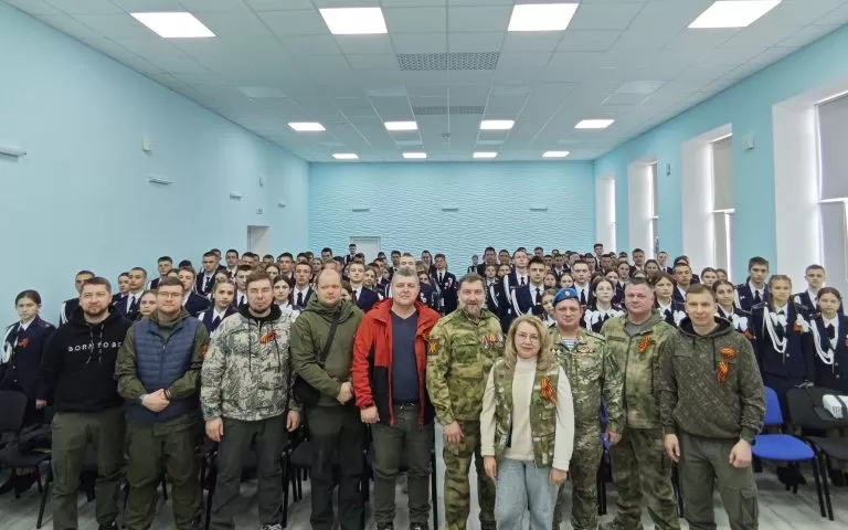 «Единая Россия» Москвы организовала урок мужества в луганском лицее