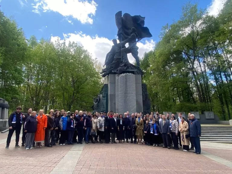 Депутаты и активисты партии возложили цветы к памятнику «В борьбе против фашизма мы были вместе»
