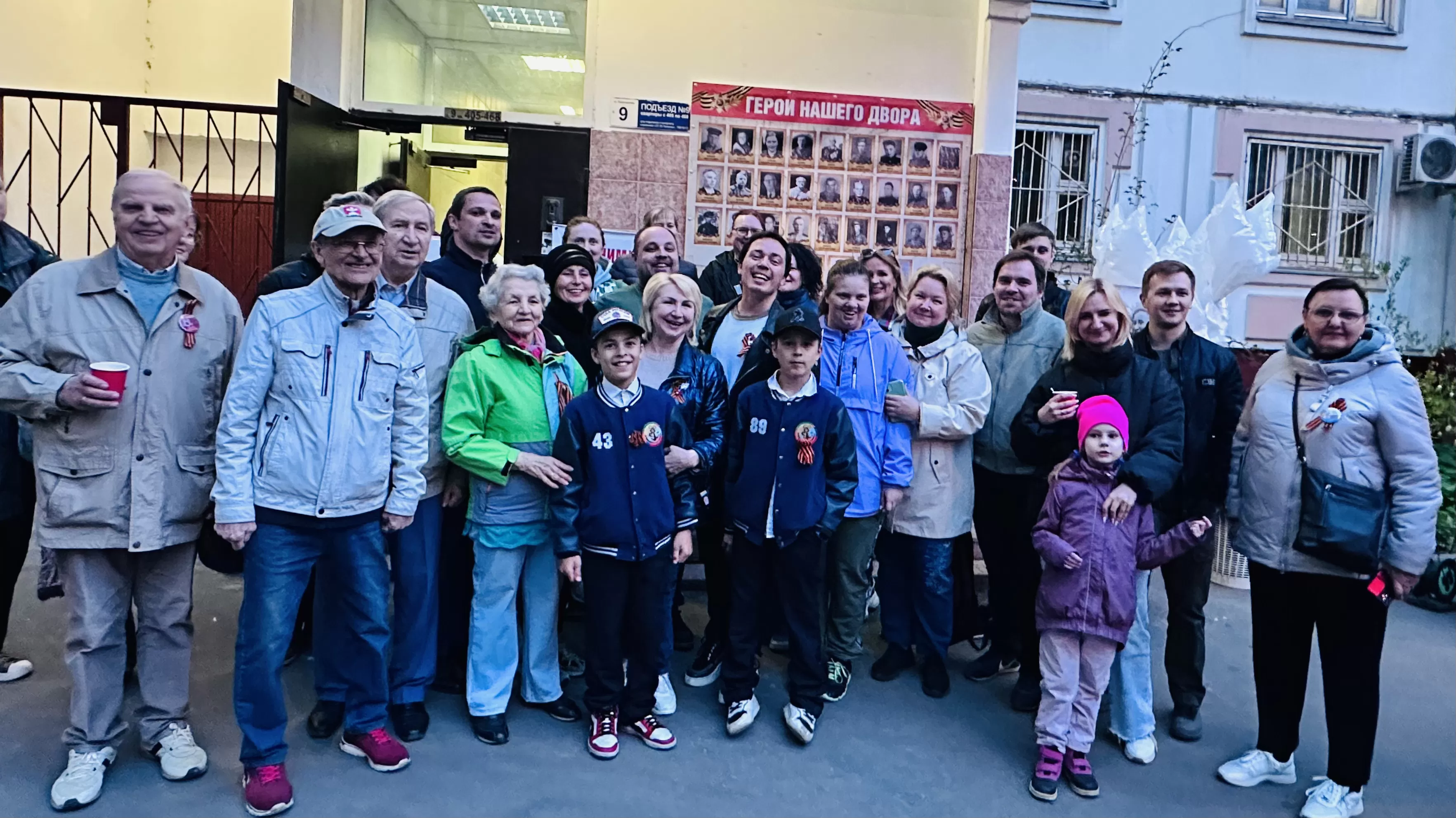 Родион Газманов исполнил песни военных лет вместе с жителями одного из московских дворов