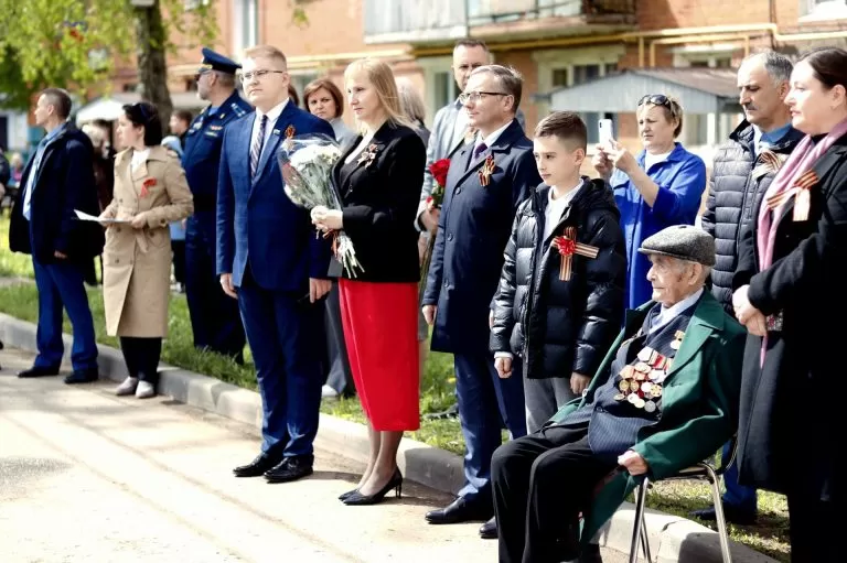 В Новой Москве прошли праздничные мини-парады у домов ветеранов