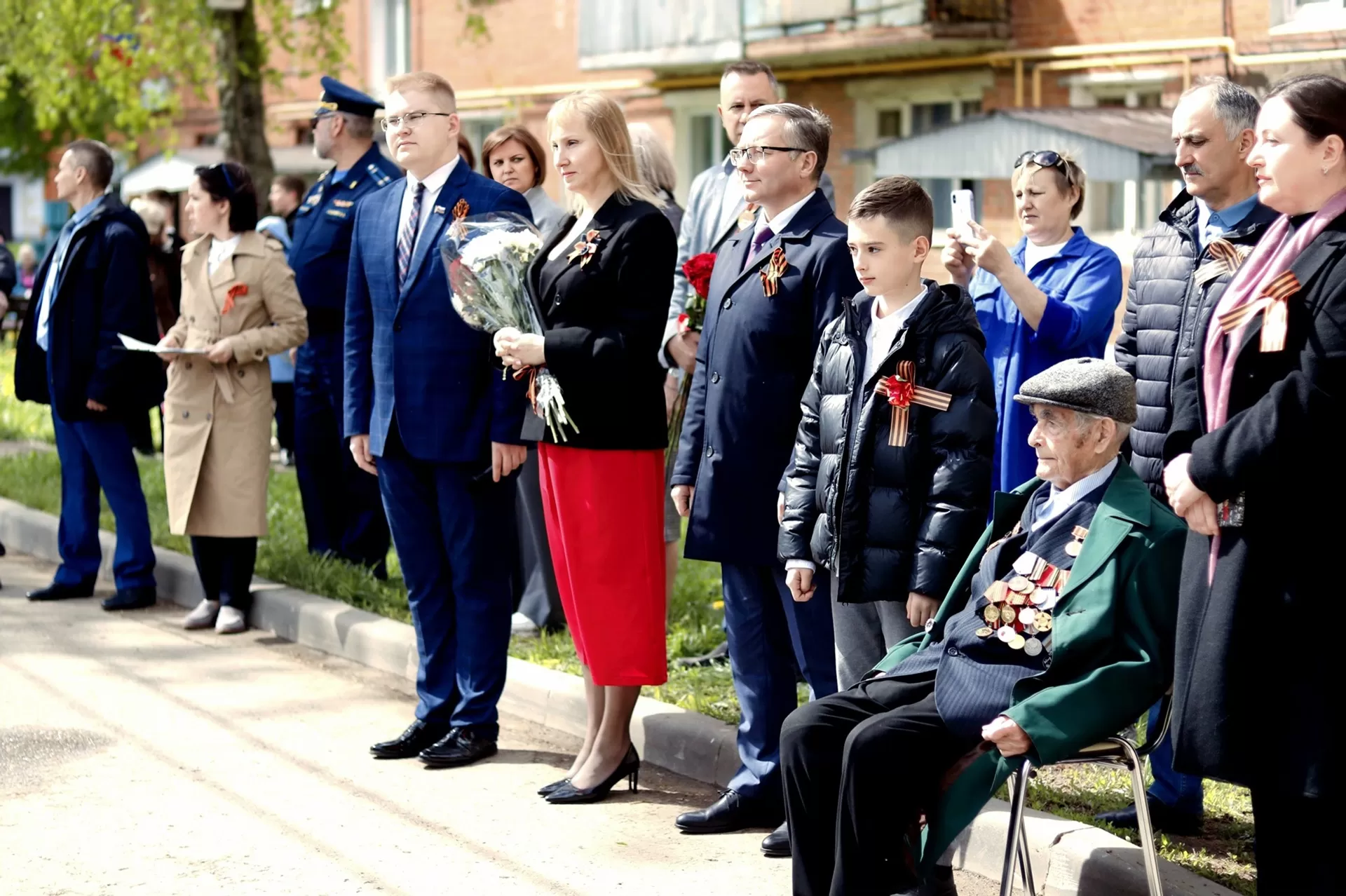 В Новой Москве прошли праздничные мини-парады у домов ветеранов