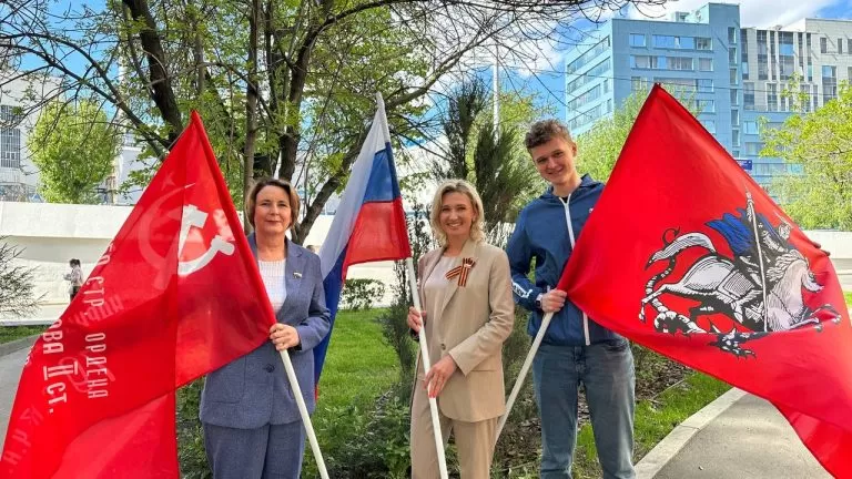 Московские единороссы организовали акцию «Знамя Победы»