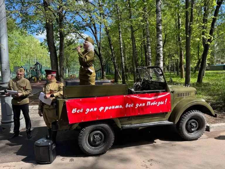 На юго-западе Москвы в честь 80-летия Великой Победы проходят мини-парады для ветеранов