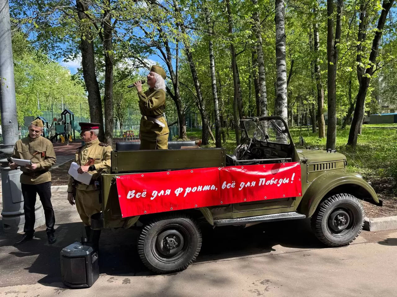 На юго-западе Москвы в честь 80-летия Великой Победы проходят мини-парады для ветеранов