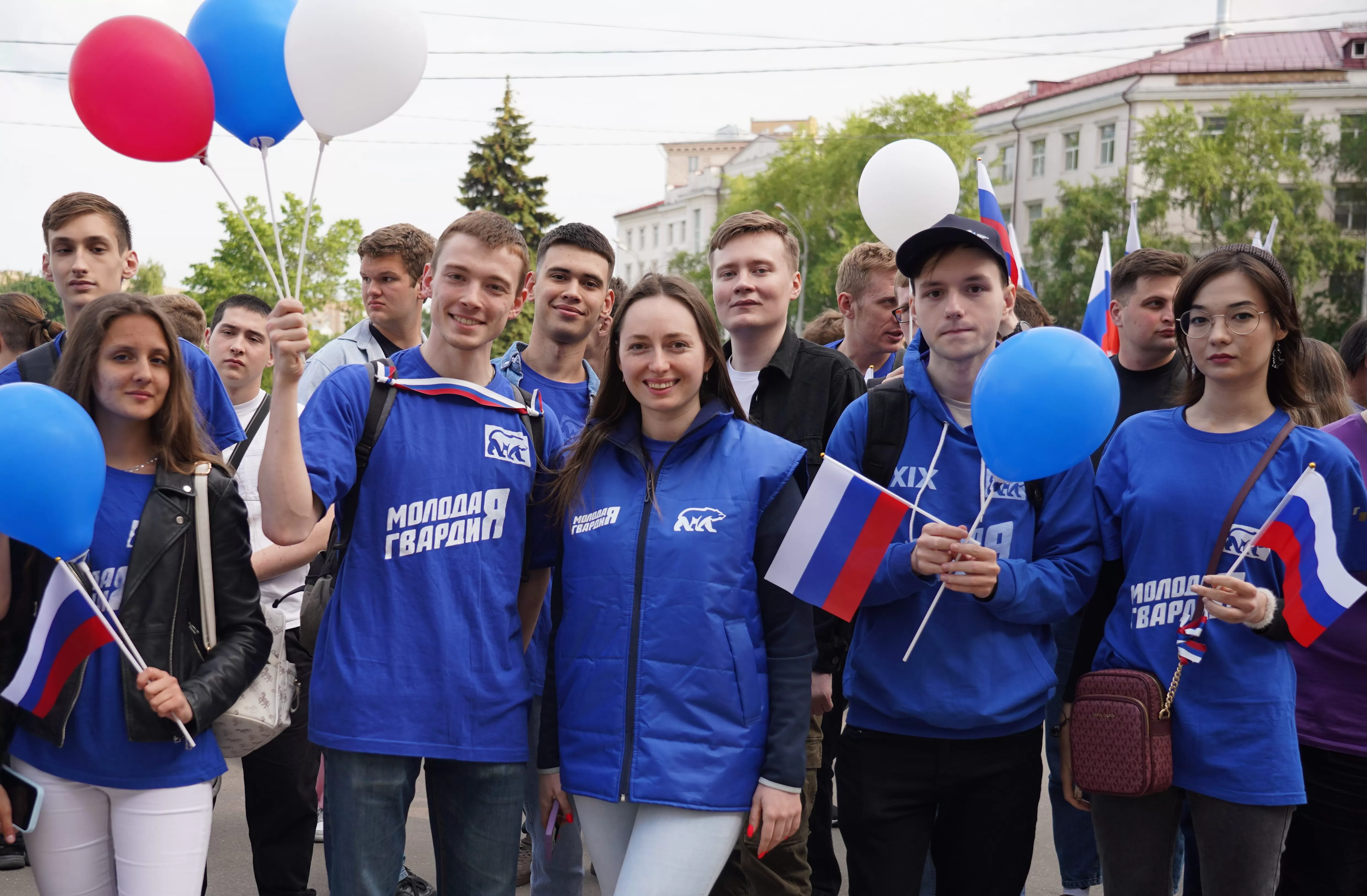 Столичные молодогвардейцы провели флешмоб в честь Дня России