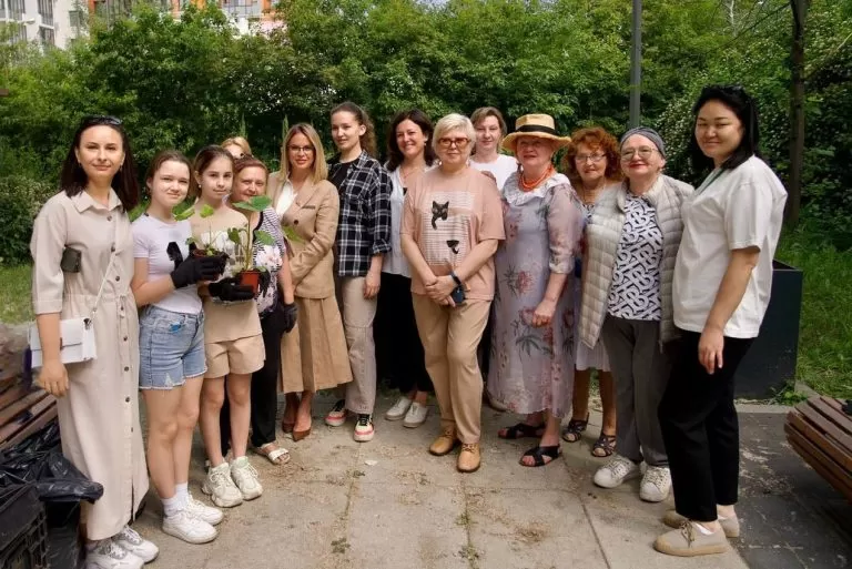 Жители Пресненского района посадили тыкву для питомицы Московского зоопарка
