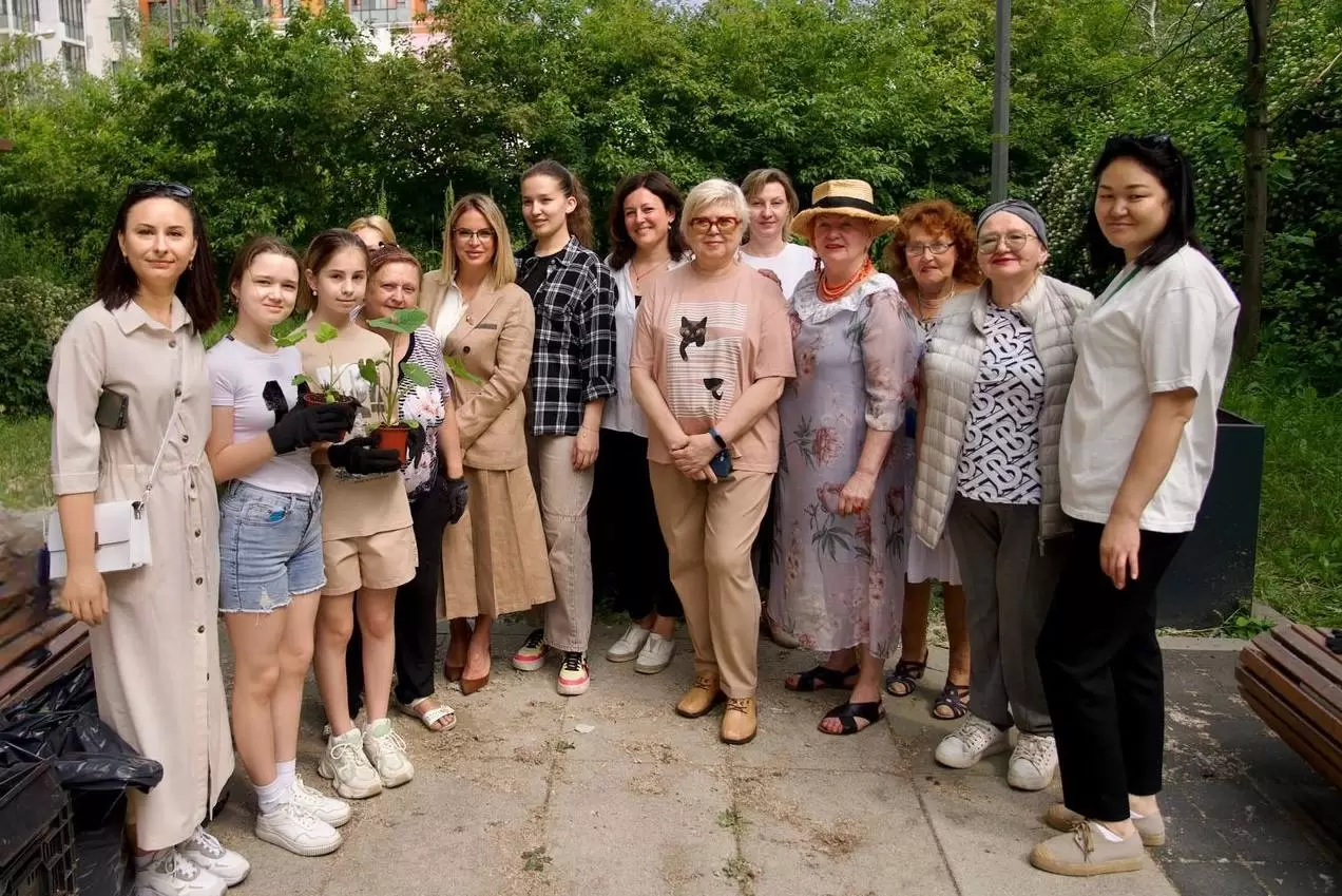 Жители Пресненского района посадили тыкву для питомицы Московского зоопарка