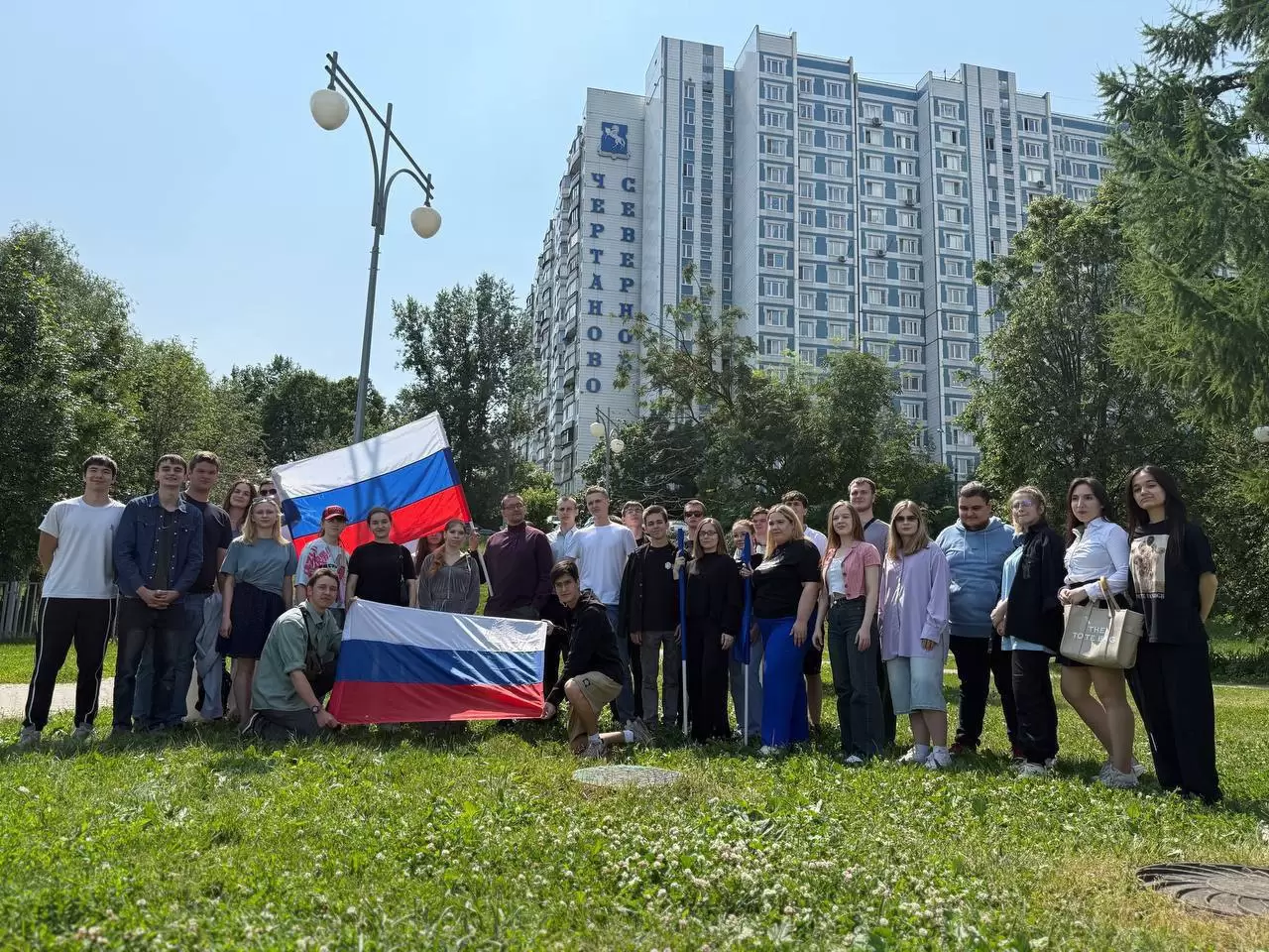 Единороссы провели патриотические акции ко Дню России в Южном округе Москвы
