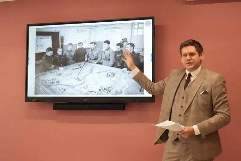 Сторонники «Единой России» провели историческую лекцию о Великой Отечественной войне для московских долголетов