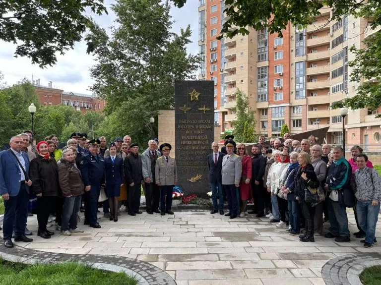 В память о героях: В районе Аэропорт открыт обновленный обелиск погибшим в годы войны выпускникам академии Н.Е. Жуковского